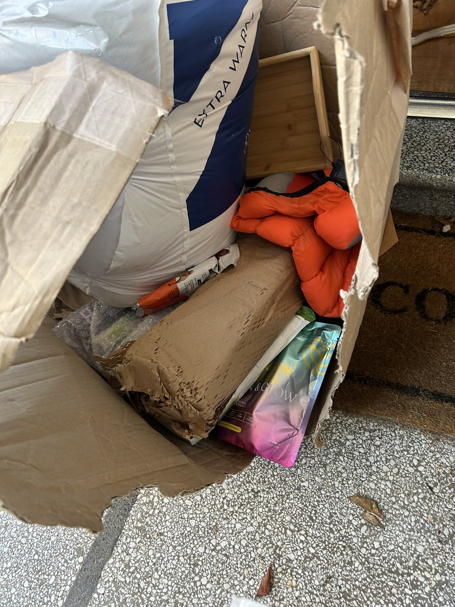 Nataliebrom's tweet photo. @bargainhubX When will I get a full refund and explanation as to why my delivery came like this with missing items and damaged goods https://t.co/MWLvXOcx2Y