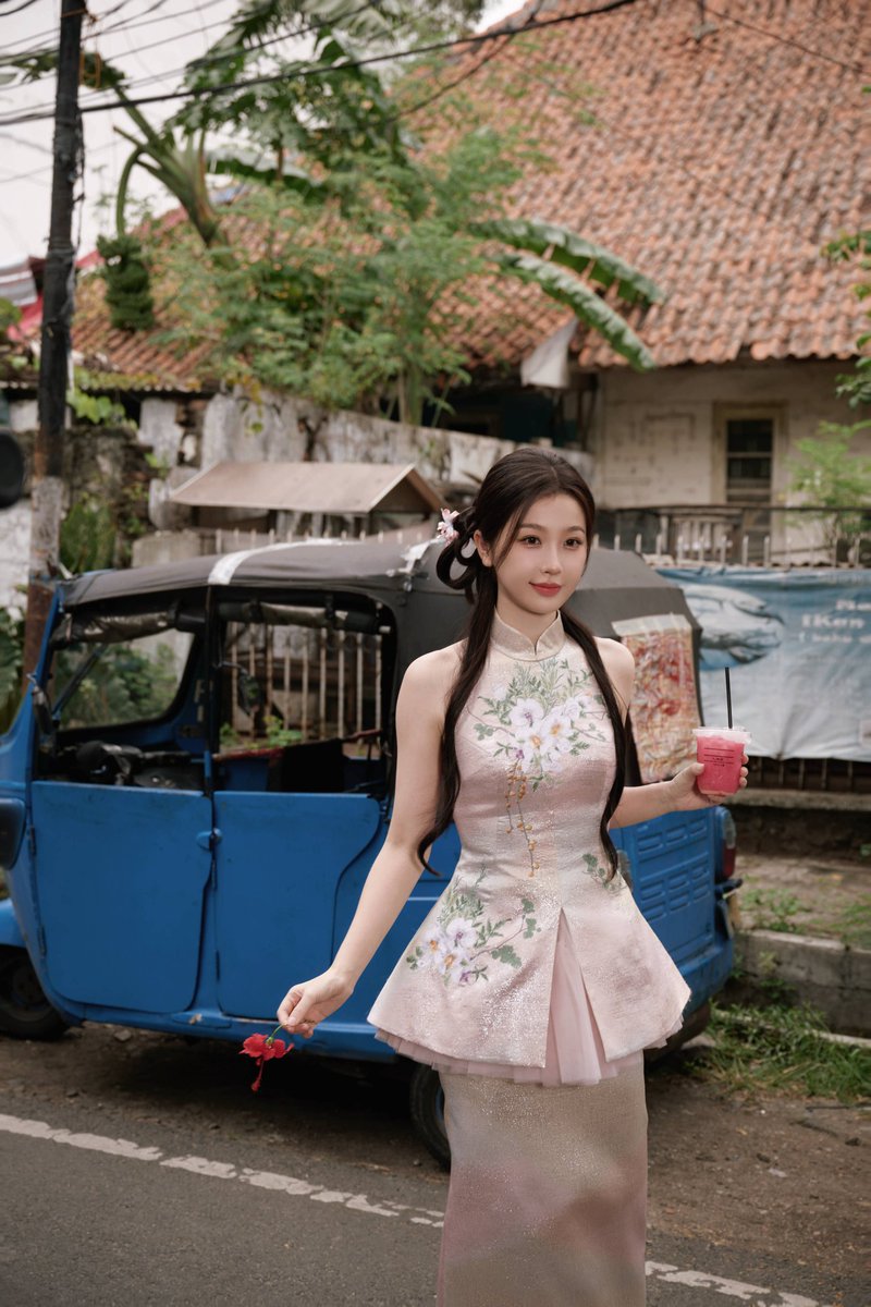 linghesther's tweet image. never in my imagination xinxin would take picture with bajaj