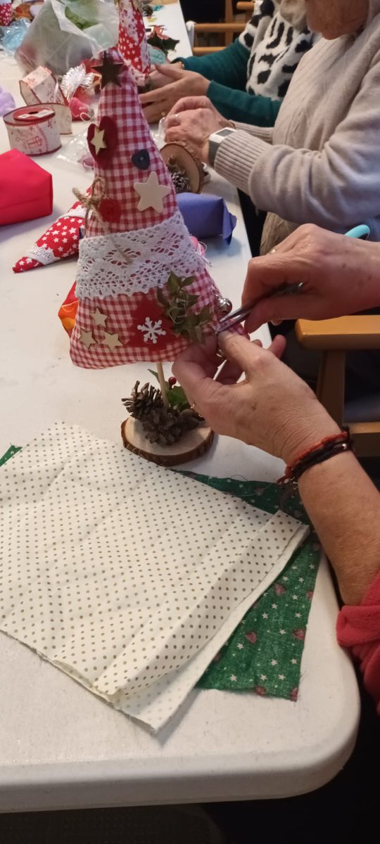 El Grup de Dones de Castellterçol va fer ahir un Taller de decoració de Nadal 💫

Va ser organitzat per Carme Ortega, participant habitual del grup

➡️Activitats gratuïtes per dones cada dimarts a la tarda
✍️Inscripcions a l'Ajuntament