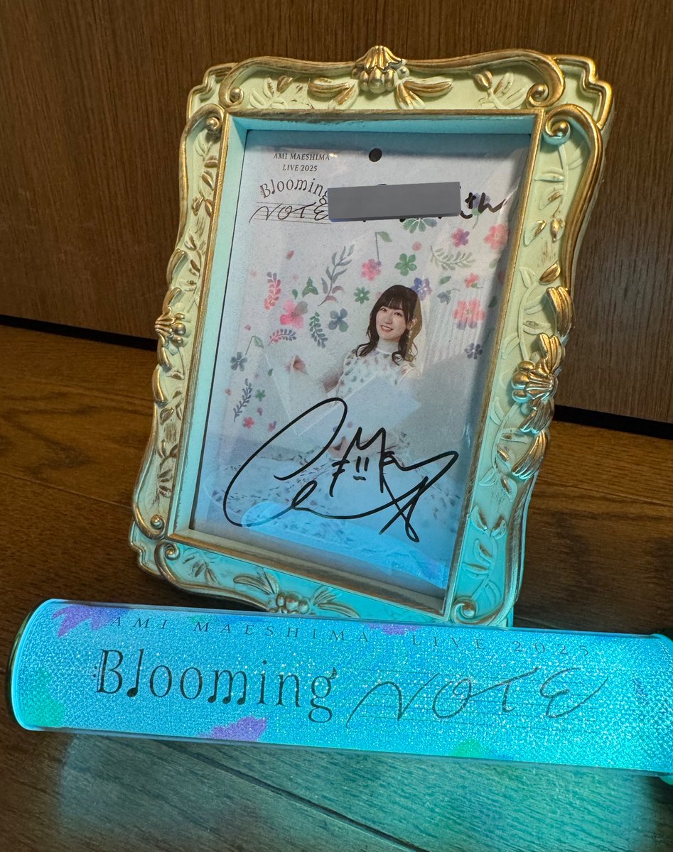 お見送り会特典の直筆サイン入りパスカードを額縁に入れて飾りました