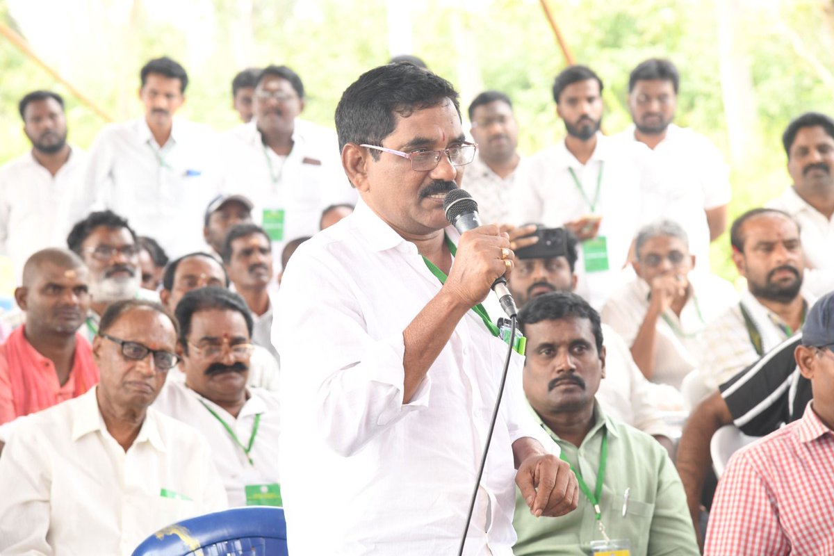 JanaSenaParty's tweet image. *కోనసీమ కొబ్బరి రైతుల సమస్యల పరిష్కారానికి కృషి చేస్తా*

•45 రోజుల్లో సమస్యల శాశ్వత పరిష్కార మార్గాల అన్వేషణ
•సంక్రాంతి తర్వాత యాక్షన్ ప్లాన్
•కొబ్బరి చెట్టుని నమ్ముకున్న వాళ్లు రోడ్డున పడకూడదు..
•కొబ్బరి రైతు సమస్యలతో రోడ్డెక్క కూడదు
•కోనసీమ కొబ్బరి రైతుకి కూటమి ప్రభుత్వం…