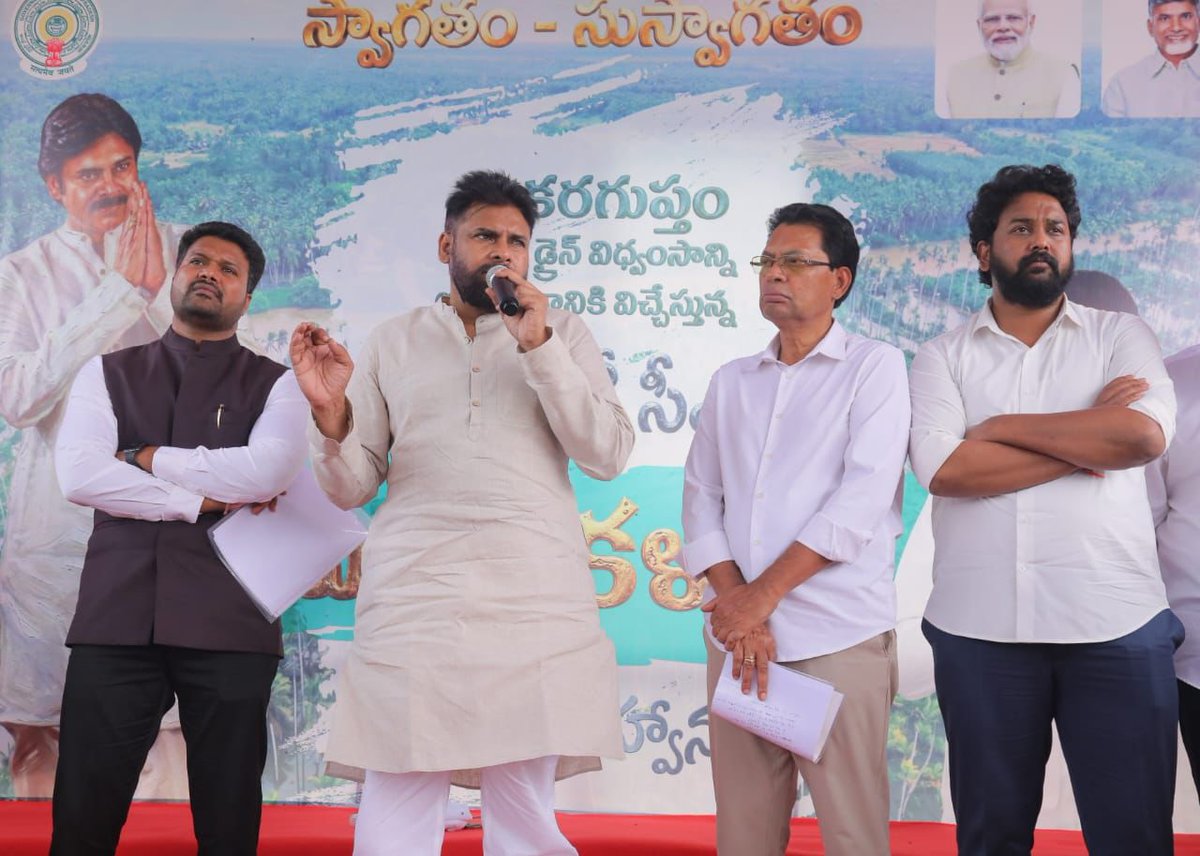 JanaSenaParty's tweet image. *కోనసీమ కొబ్బరి రైతుల సమస్యల పరిష్కారానికి కృషి చేస్తా*

•45 రోజుల్లో సమస్యల శాశ్వత పరిష్కార మార్గాల అన్వేషణ
•సంక్రాంతి తర్వాత యాక్షన్ ప్లాన్
•కొబ్బరి చెట్టుని నమ్ముకున్న వాళ్లు రోడ్డున పడకూడదు..
•కొబ్బరి రైతు సమస్యలతో రోడ్డెక్క కూడదు
•కోనసీమ కొబ్బరి రైతుకి కూటమి ప్రభుత్వం…