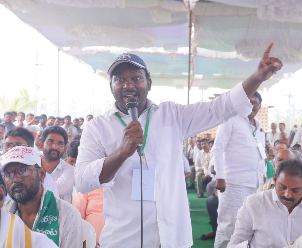 JanaSenaParty's tweet image. *కోనసీమ కొబ్బరి రైతుల సమస్యల పరిష్కారానికి కృషి చేస్తా*

•45 రోజుల్లో సమస్యల శాశ్వత పరిష్కార మార్గాల అన్వేషణ
•సంక్రాంతి తర్వాత యాక్షన్ ప్లాన్
•కొబ్బరి చెట్టుని నమ్ముకున్న వాళ్లు రోడ్డున పడకూడదు..
•కొబ్బరి రైతు సమస్యలతో రోడ్డెక్క కూడదు
•కోనసీమ కొబ్బరి రైతుకి కూటమి ప్రభుత్వం…