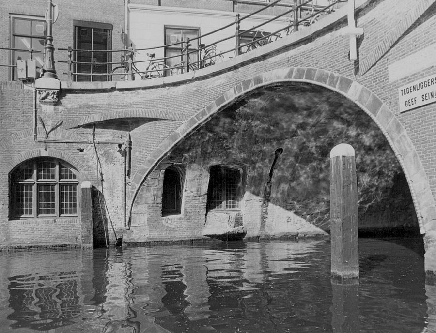 'Mijn vader was bepaald geen schipper. Vrijwel de eerste dag brak hij van de zenuwen zijn roer van ons gehuurde plezierjacht. In volle vaart voeren we op de Stadhuisbrug af'. Arthur Japin in Goed Volk, 2016. #ronddestadhuisbrug Lees meer:

zoowasutrecht.wordpress.com/2025/11/25/de-…