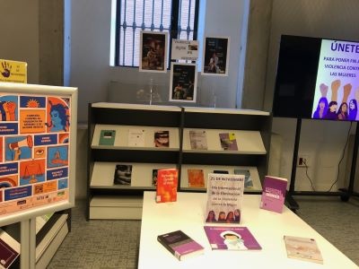 25N Día Internacional de la Eliminación de la Violencia contra la Mujer. En el marco de la alianza EUGLOH, y con el compromiso con la Unidad de Igualdad, el CRAI <a href="/BiblioUniAlcala/">BibliotecaUnivAlcalá</a> dedica una exposición con libros y carteles significativos contra la violencia digital