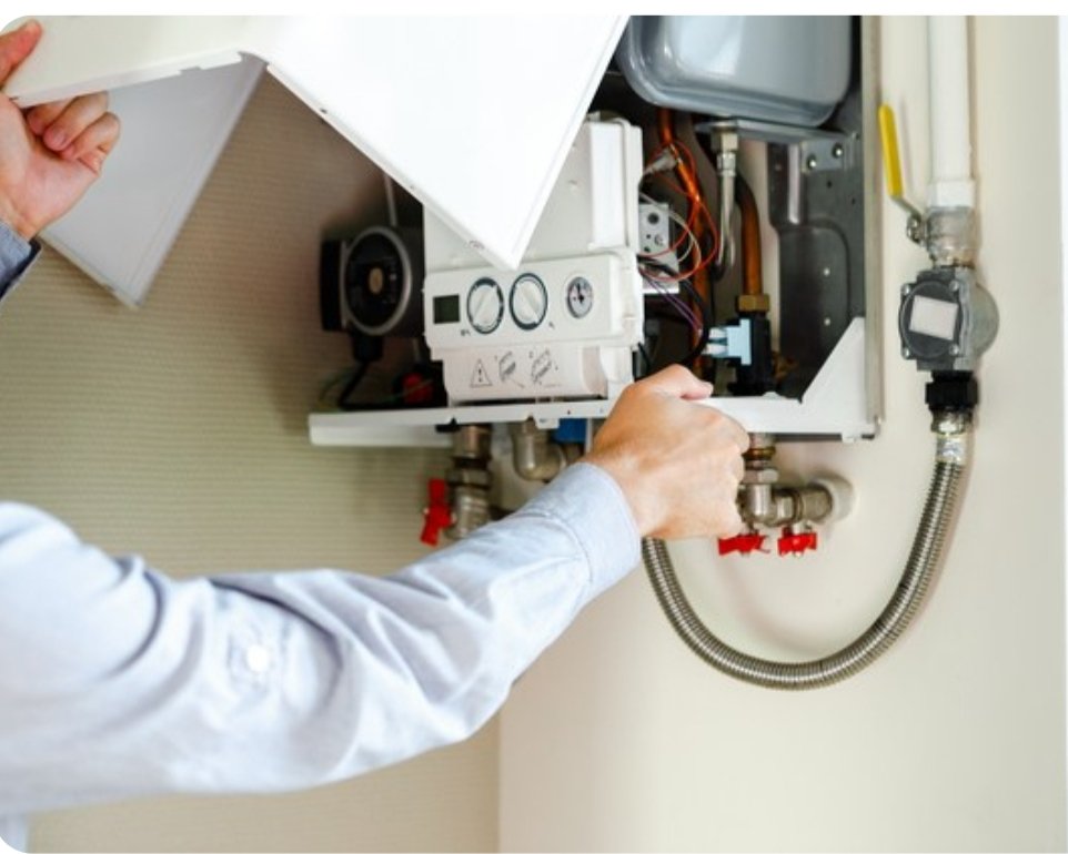 Kiracı aradı kombi su kaçırıyormuş. Usta çağırmış. "Kombiyi söküp dükkâna götürüp masaya yatırmam gerek " demiş.

Dedim "Masada ameliyatmı yapacakmış."

Kombinin sökülüp, dükkana gittiği nerde görülmüş.. Sonra sağına soluna bakmış. Kiracı suyu fazla bastığı için içerdeki conta