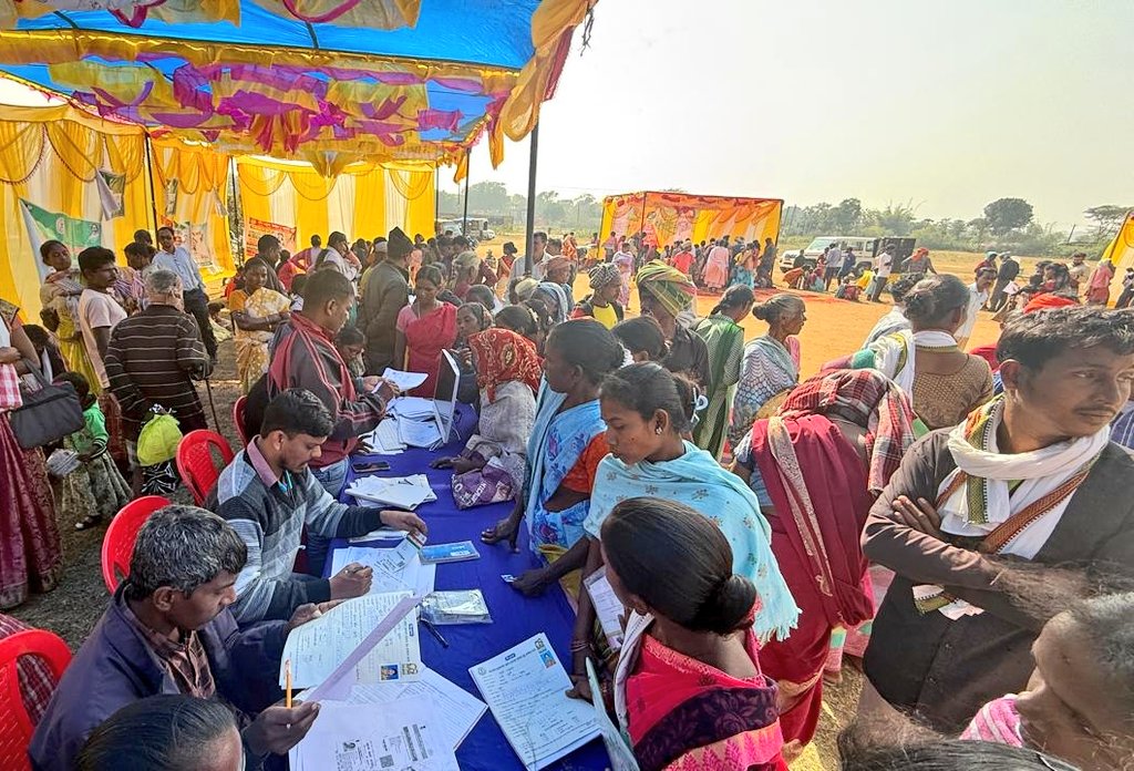 खूँटी: “सेवा का अधिकार सप्ताह” के तहत विभिन्न पंचायतों एवं शहरी क्षेत्रों में शिविरों का आयोजन कर आमजनों की समस्याओं का समाधान एवं योजनाओं का लाभ दिया गया।

त्वरित सेवा से लाभुक संतुष्ट होकर राज्य सरकार एवं जिला प्रशासन के प्रति जता रहे आभार।
<a href="/JharkhandCMO/">Office of Chief Minister, Jharkhand</a> 
<a href="/prdjharkhand/">IPRD Jharkhand</a>