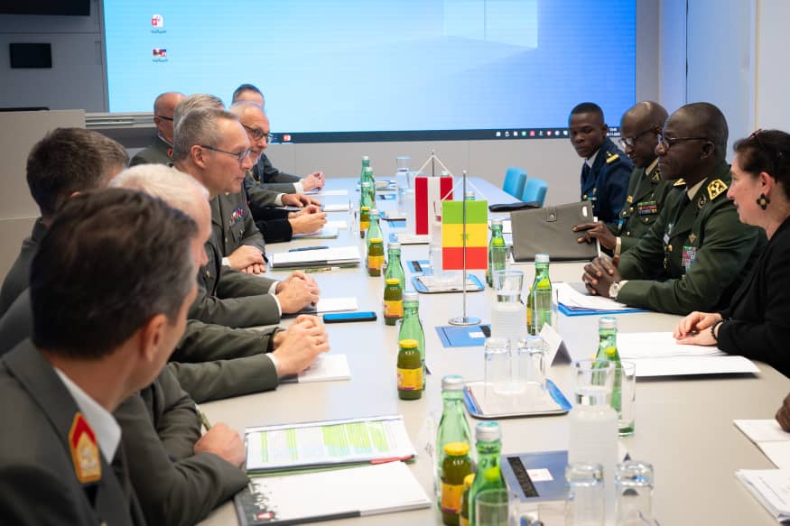 CHEFDIRPA's tweet photo. COOPÉRATION MILITAIRE AVEC L’AUTRICHE
Le général d’armée Mbaye CISSÉ, Chef d’état-major général des Armées, a effectué une visite officielle en Autriche dans la période du 24 au 26 novembre. 
Un séjour marqué par des visites et des échanges avec son homologue autrichien sur le renforcement de la coopération bilatérale, notamment dans les domaines de la formation et de l'entraînement.