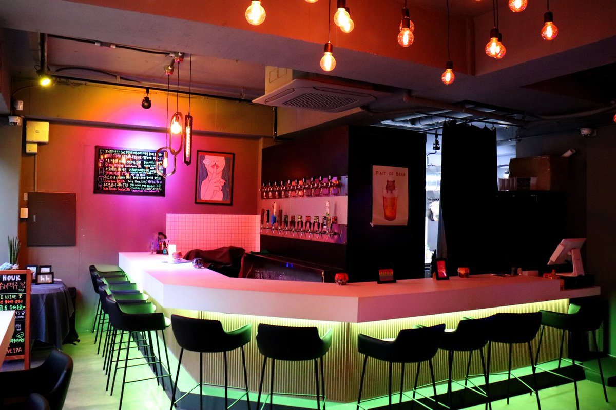 saekdareun1's tweet image. &amp;lt;생존 신고 겸 근황 공유&amp;gt;

여러분, 올해는 정말 유난히 힘든 한 해였어요.
어제는 30년 넘게 자리를 지켜온 바텐더 사장님과 이야기를 나누다가,
그분이 “이제는 마음을 좀 내려놓고 싶다”고 하시는 걸 들었어요.
그 말에 “조금만 더 버텨주세요”라고 말씀드렸는데,
그게 사실은 제 자신에게도 하고…