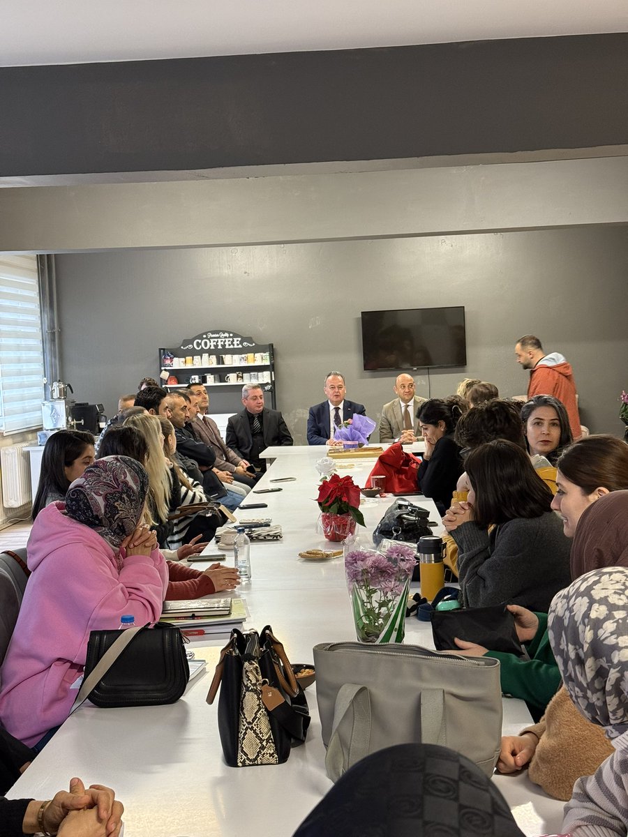 Güvenin ve huzurun yeri Beylikdüzü ilçemizde Milli Eğitim Müdürü Sn.Zekeriya Postacı ile Kavaklı Ortaokulu’nu ziyaret ederek sevgili öğrencilerimiz ve kıymetli öğretmenlerimiz ile bir araya gelip sohbet ettik, talep ve isteklerini dinledik.