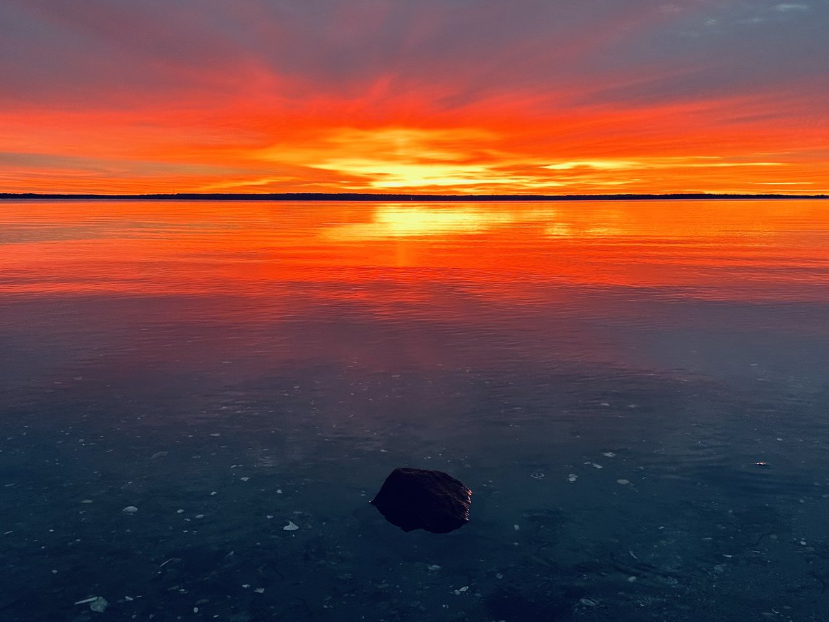 aperrincycling's tweet image. the sun rises
while clouds and ocean paint
our reflections

(sunrise Narragansett Bay Nov. 25)

#vss365 #reflection