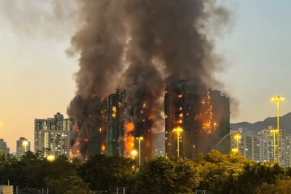 MarioNawfal's tweet image. 🚨🇭🇰 HONG KONG HIGH-RISE INFERNO: FOUR DEAD, FIREFIGHTERS STILL BATTLING THE BLAZE

A towering firestorm ripped through a housing estate in Hong Kong today - a blaze so aggressive it jumped between multiple high-rise towers, choked the skyline with black smoke, and killed at…
