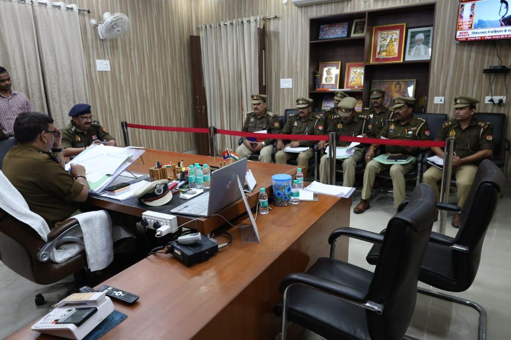पुलिस कमिश्नरेट वाराणसी के सर्किल राजातालाब के एसीपी,थाना मिर्जामुराद,कपसेठी व राजातालाब के एसएचओ समस्त विवेचक के पास छः माह से अधिक समय से लम्बित बिवेचनाओं के निस्तारण के सम्बन्ध में समीक्षा गोष्ठी की गई,तथा गुणवत्तापूर्ण विवेचना निस्तारण हेतु आवश्यक दिशा निर्देश दिये गये।