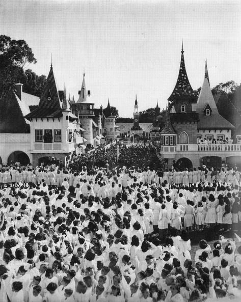 Hoy cumple años la República de los Niños, el primer centro temático educativo de América Latina. 

En su hermoso diseño reproduce las instituciones de la democracia para que los niños aprendan jugando.

Fue inaugurada el 26 de noviembre de 1951 por el gobernador Domingo Mercante