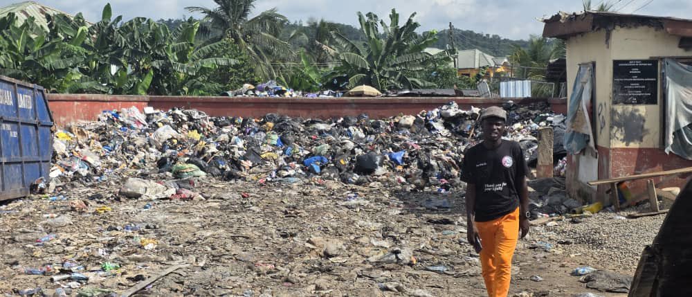 Eben_cobbinah's tweet photo. Tackling sanitation challenges head-on in Tarkwa Nsuaem! I'm proud to have participated in the refuse evacuation exercise in Kwabedu, alongside dedicated volunteers and our Municipal Environmental Health Officer, Mr. Alex Damptey. https://t.co/hM6I5sX8Jp