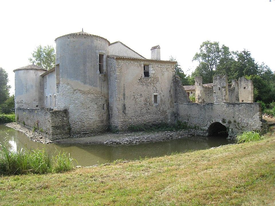 Maison forte du Prat à #Générac (#Gironde) Maison forte du XIVe siècle, reconstruite au XVIe siècle, encore partiellement entourée de courtines et de fossés en eau. Sous la Révolution, la maison est vendue comm...
Suite 👉 monumentum.fr/monument-histo…
#Patrimoine #MonumentHistorique