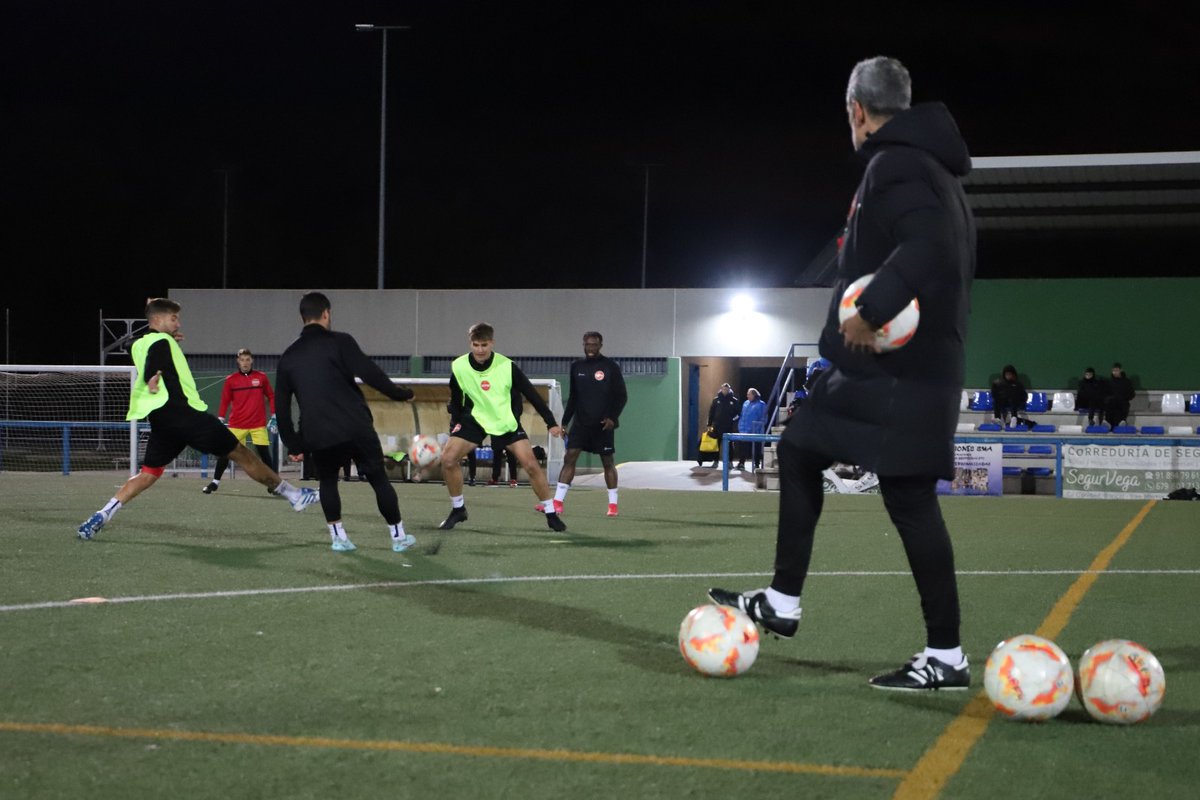 RFFM_oficial's tweet image. La selección 'Siete Estrellas' de Aficionados entrenó anoche en el Municipal de San Martín de la Vega para seguir afinando detalles de cara a la primera fase de la Copa de las Regiones de la UEFA.

Los nuestros se medirán a @FFCV_info y @FCF_CAT este fin de semana en Barcelona.