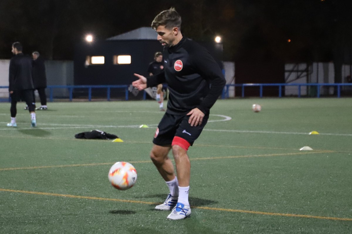 RFFM_oficial's tweet image. La selección 'Siete Estrellas' de Aficionados entrenó anoche en el Municipal de San Martín de la Vega para seguir afinando detalles de cara a la primera fase de la Copa de las Regiones de la UEFA.

Los nuestros se medirán a @FFCV_info y @FCF_CAT este fin de semana en Barcelona.