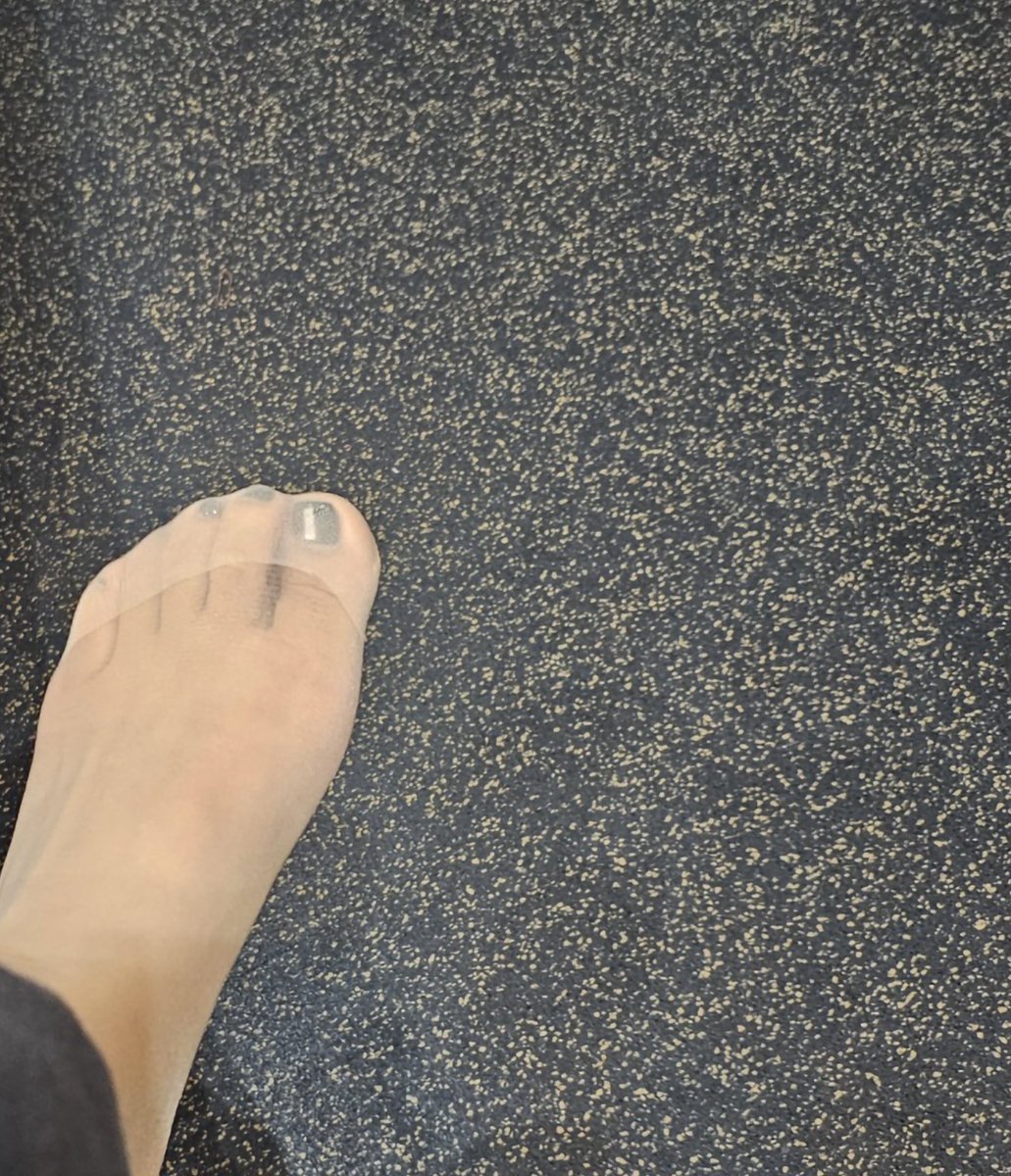 스타킹 신은 와이프의 일상 tweet media