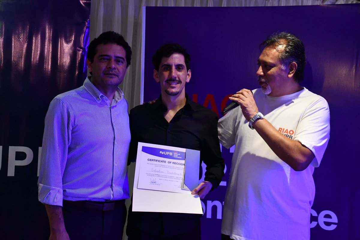 La semana pasada asistí a la RIAO-OPTILAS en Bolivia 🇧🇴 y presenté dos trabajos de <a href="/LOFTDFUBA/">LOFT: Laboratorio de Óptica y Fotónica</a>. Uno, junto a los estudiantes Federico Guglielmucci Nazar y Facundo Rouquaud, ganó el premio al mejor póster!

Fue un honor representar a <a href="/Fisica_UBA/">Física UBA</a> en una conferencia tan importante ✨