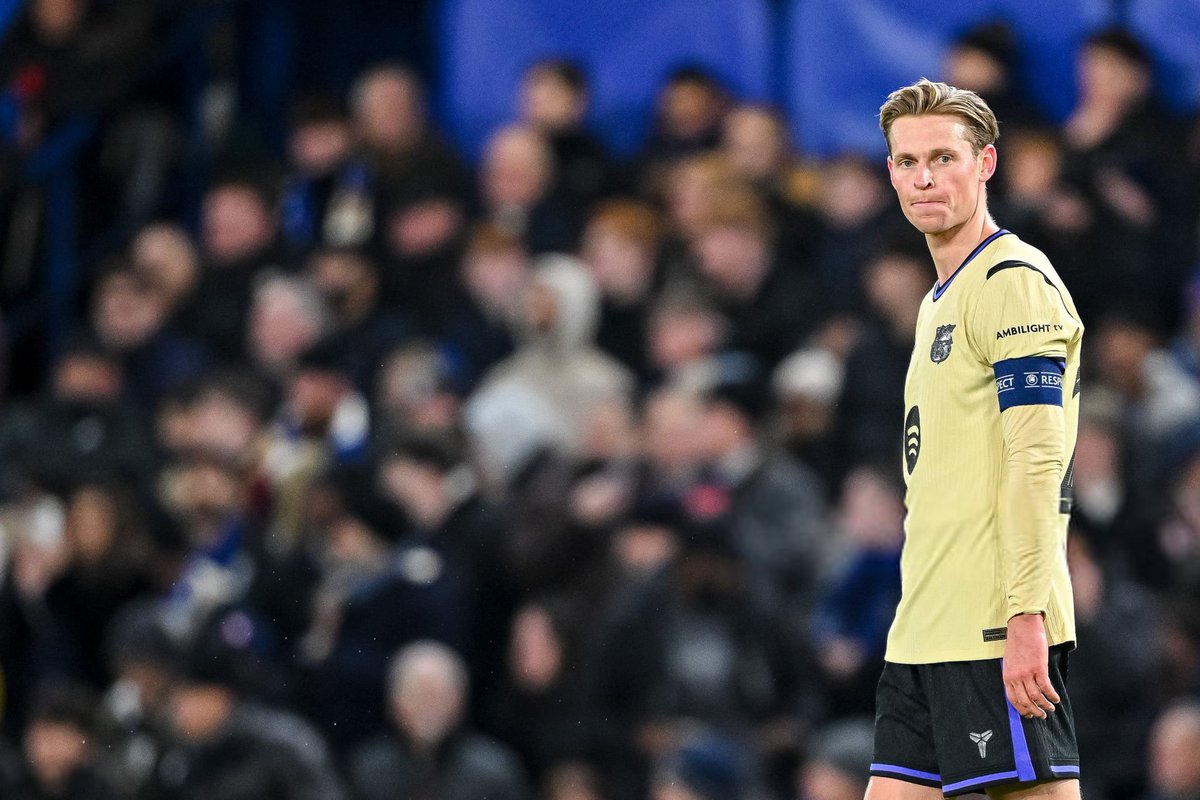 F21World's tweet image. Jan florentin 🚨🚨:

I don&apos;t understand anyone criticizing Frenkie de Jong.

He was alone facing a midfield consisting of Caicedo, Enzo, and Reece James, and after Araujo&apos;s red card, Eric Garcia came back to play as a center back, and as you know, Fermin tends to lean toward…