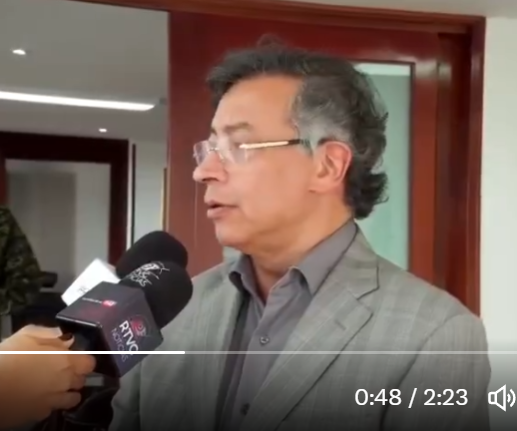 Observen bien estas dos fotos.

Miren los medios que entrevistan a Polo Polo al salir del juzgado y miren los medios que entrevistan al presidente a la misma hora y en el mismo lugar.

Saquen sus conclusiones y me cuentan.