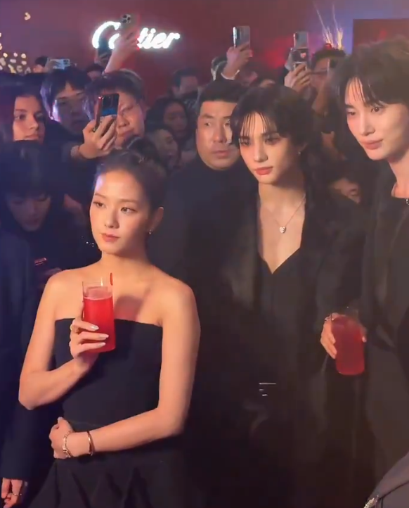 AboutMusicYT's tweet photo. BLACKPINK's Jisoo, Stray Kids Hyunjin and actor Byeon Wooseok together at the Cartier event today. https://t.co/4JhnRp51uH