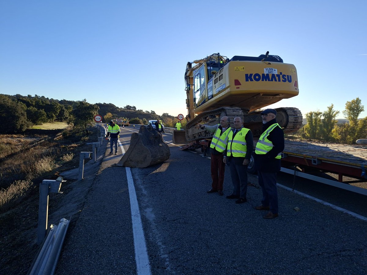 ⚠️ Aviso‼️

Hoy se efectuará el corte total de la carretera en El Castillo de las Guardas, en el tramo entre la A-476 y la N-433.

El tráfico se desviará por la carretera SE-316.

La duración del corte dependerá de la evolución de los trabajos.
