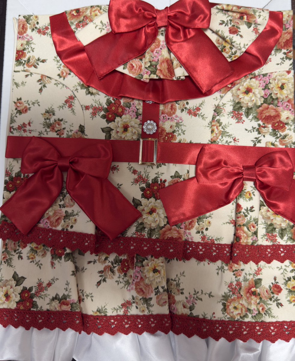 su822takaneko's tweet image. #涼海すう生誕祭2025 の紹介です。
①アルバム作成
　メッセージカード、思い出の2冊
　表紙は衣装イメージです。

表紙 作成
・I&apos;M YOUR IDOL、黒衣装
　ぱふ(@chiii_pa )
・赤衣装、ピンク衣装
　ひかり(@hinatama____ )

アルバム編集
　まゆゆん(@nyannyanitigo )

#涼海すう
#高嶺のなでしこ