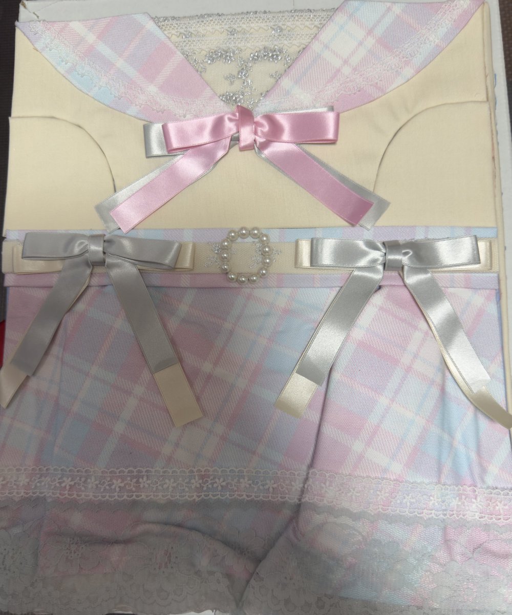 su822takaneko's tweet image. #涼海すう生誕祭2025 の紹介です。
①アルバム作成
　メッセージカード、思い出の2冊
　表紙は衣装イメージです。

表紙 作成
・I&apos;M YOUR IDOL、黒衣装
　ぱふ(@chiii_pa )
・赤衣装、ピンク衣装
　ひかり(@hinatama____ )

アルバム編集
　まゆゆん(@nyannyanitigo )

#涼海すう
#高嶺のなでしこ