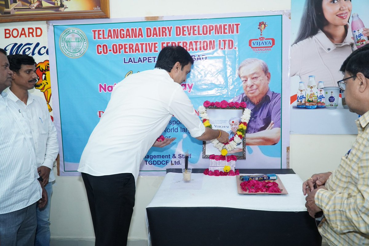 GuthaAmithReddy's tweet image. జాతీయ పాల దినోత్సవాన్ని పురష్కరించుకుని ,భారత దేశంలో క్షీరవిప్లవ సృష్టికర్త, కీర్తిశేషులు శ్రీ. వర్గీస్ కురియన్ గారి జయంతి సందర్భంగా  తెలంగాణ విజయ ప్రధాన కార్యాలయంలో అధికారులు, సిబ్బందితో కలిసి ఆయన చిత్రపటానికి పూలమాలలు వేసి నివాళులు అర్పించడం జరిగింది.

#guthaamithreddy…