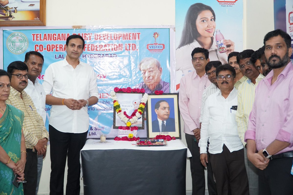 GuthaAmithReddy's tweet image. జాతీయ పాల దినోత్సవాన్ని పురష్కరించుకుని ,భారత దేశంలో క్షీరవిప్లవ సృష్టికర్త, కీర్తిశేషులు శ్రీ. వర్గీస్ కురియన్ గారి జయంతి సందర్భంగా  తెలంగాణ విజయ ప్రధాన కార్యాలయంలో అధికారులు, సిబ్బందితో కలిసి ఆయన చిత్రపటానికి పూలమాలలు వేసి నివాళులు అర్పించడం జరిగింది.

#guthaamithreddy…