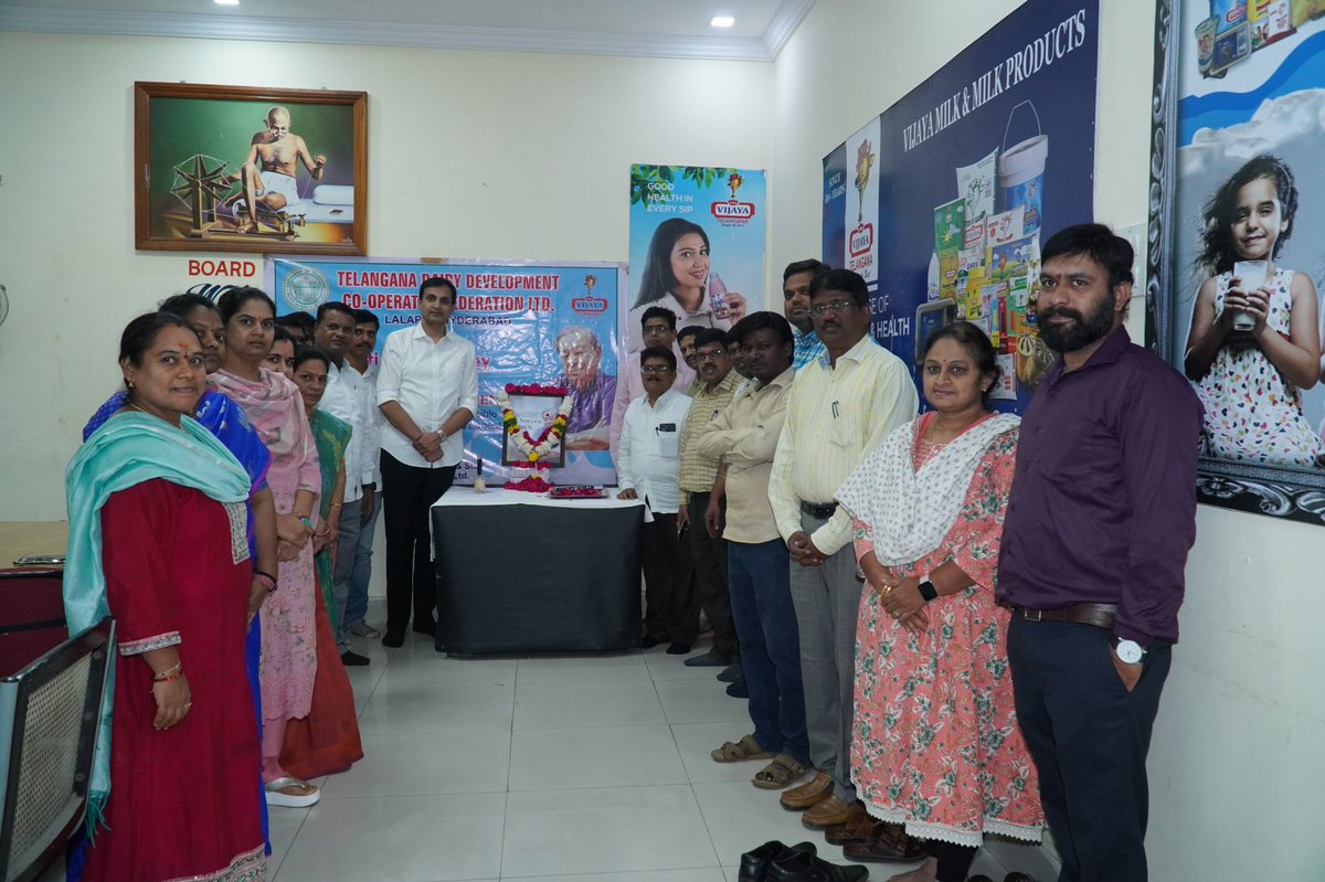 GuthaAmithReddy's tweet image. జాతీయ పాల దినోత్సవాన్ని పురష్కరించుకుని ,భారత దేశంలో క్షీరవిప్లవ సృష్టికర్త, కీర్తిశేషులు శ్రీ. వర్గీస్ కురియన్ గారి జయంతి సందర్భంగా  తెలంగాణ విజయ ప్రధాన కార్యాలయంలో అధికారులు, సిబ్బందితో కలిసి ఆయన చిత్రపటానికి పూలమాలలు వేసి నివాళులు అర్పించడం జరిగింది.

#guthaamithreddy…