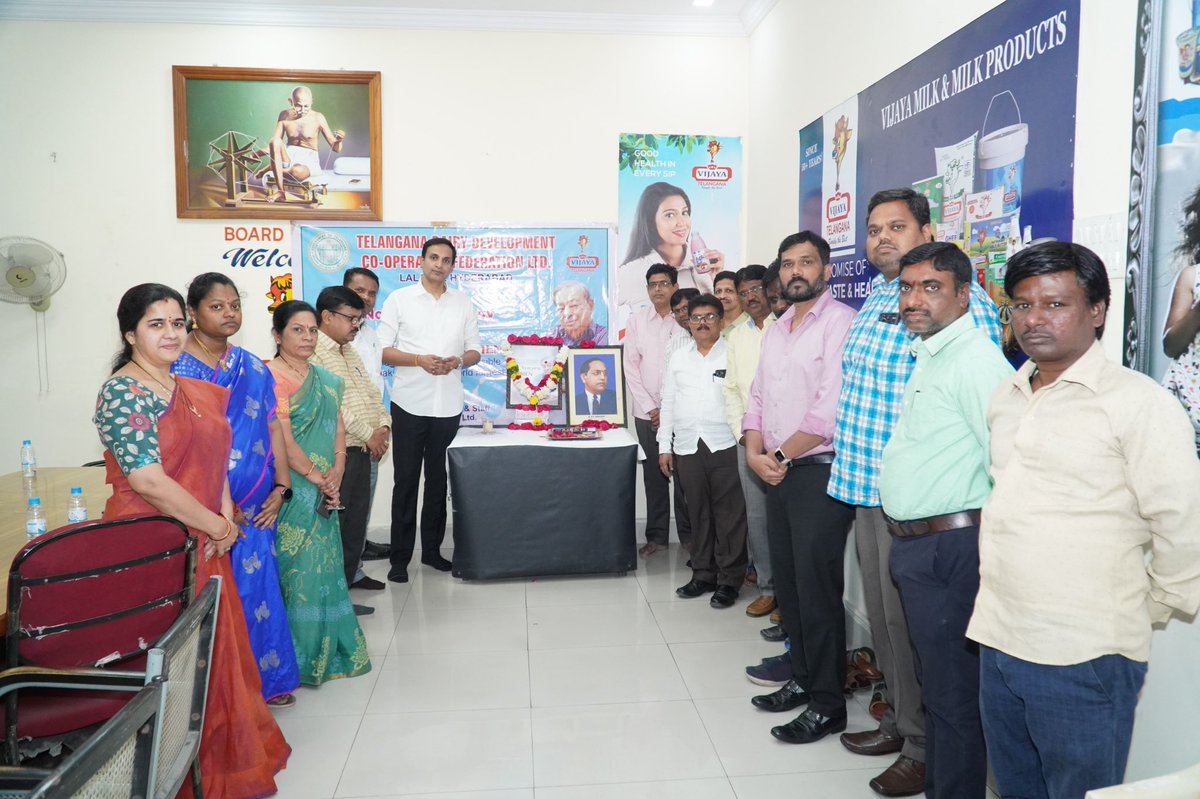 GuthaAmithReddy's tweet image. జాతీయ పాల దినోత్సవాన్ని పురష్కరించుకుని ,భారత దేశంలో క్షీరవిప్లవ సృష్టికర్త, కీర్తిశేషులు శ్రీ. వర్గీస్ కురియన్ గారి జయంతి సందర్భంగా  తెలంగాణ విజయ ప్రధాన కార్యాలయంలో అధికారులు, సిబ్బందితో కలిసి ఆయన చిత్రపటానికి పూలమాలలు వేసి నివాళులు అర్పించడం జరిగింది.

#guthaamithreddy…