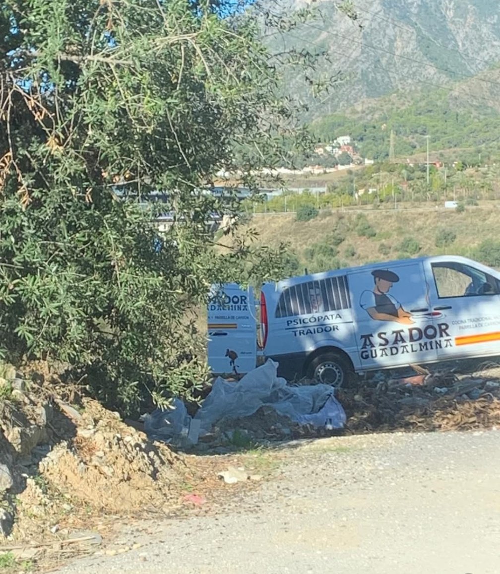 FonsiLoaiza's tweet image. Este &quot;empresario&quot; ultraderechista de VOX se llama José Eugenio y es el dueño del Asador Guadalmina en Marbella y ha financiado el pseudomedio Estado de Alarma de Javier Negre y Vito Quiles. Acaba de ser pillado tirando escombros.