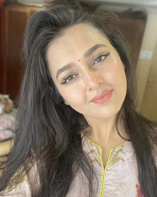 AalizaW's tweet image. When energy, elegance and emotion meet… that’s where Tejasswi shines the brightest. 💫 #TejasswiPrakash #TejRan

@itsmetejasswi