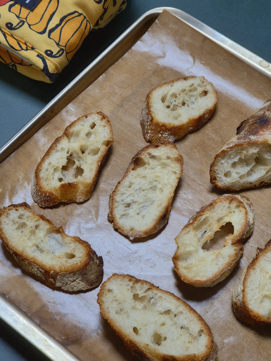 저녁으로 알리오올리오 하려고 무기로 써도 될정도의 미니 바게트를 소생시킴...