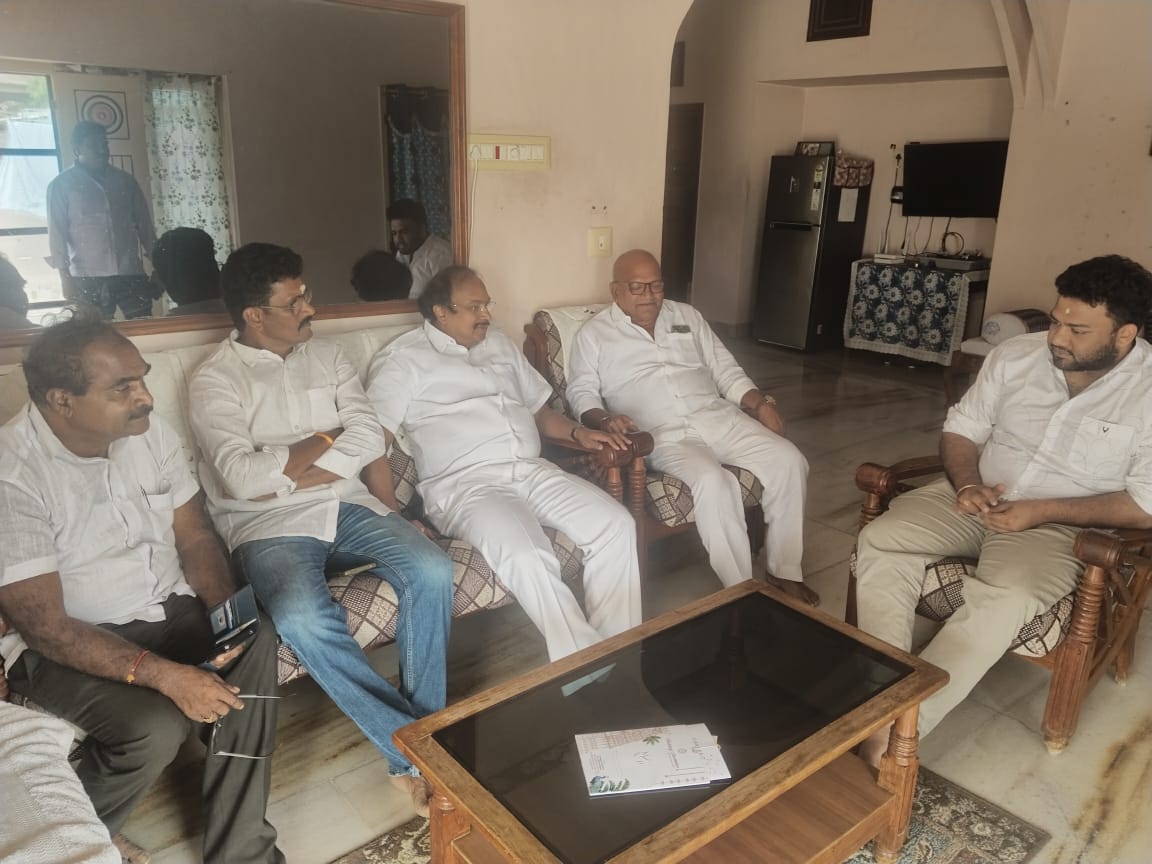 BuragaddaV's tweet photo. ఇటీవల తన మాతృమూర్తిని కోల్పోయిన జనసేన నాయకుడు తలుపుల కృష్ణ గారిని ఈ రోజు గూడూరులోని వారి నివాసంలో కలిసి పరామర్శించడం జరిగింది.

#Buragaddavedavyas #teamburagadda #TDP #Machilipatnam #pedana #AndhraPradesh https://t.co/Gtm3BOn5zf