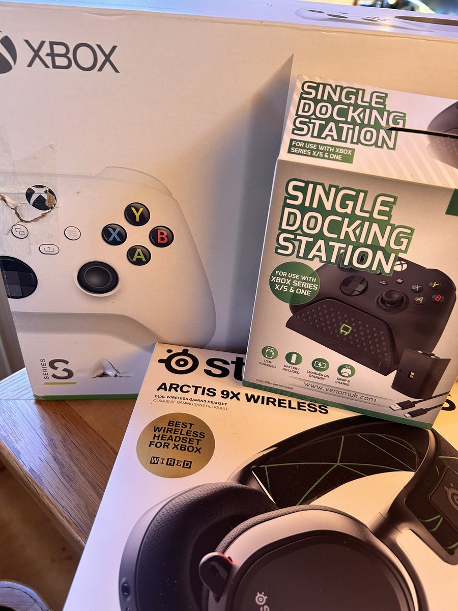 Does anyone know a Cov kid who would love this as a Christmas present or a local charity / kids youth group or something like that? Sadly no games but a nice little starter kit. 

It’s brand new despite damaged box, let me know 🩵