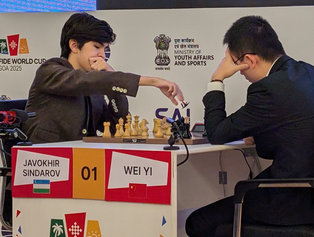ChessbaseIndia's tweet image. FIDE World Cup Finals 2025 Game 3: Sindarov misses a win against Wei Yi

Sindarov🇺🇿 got an opportunity in the same color bishop endgame after his opponent, Wei🇨🇳 blundered.

📷Shahid Ahmed

#Chess #ChessBaseIndia #FIDEWorldCup #Finals #Tiebreak #Rapid #Uzbekistan #China…