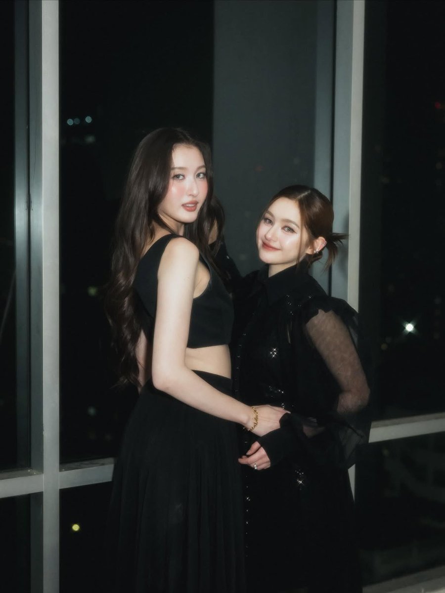 viewjanclub's tweet image. view’s hands on mim’s waist like 🤯

VIEWMIM MAGIC MOMENT
#ViewMim #วิวมิ้ม