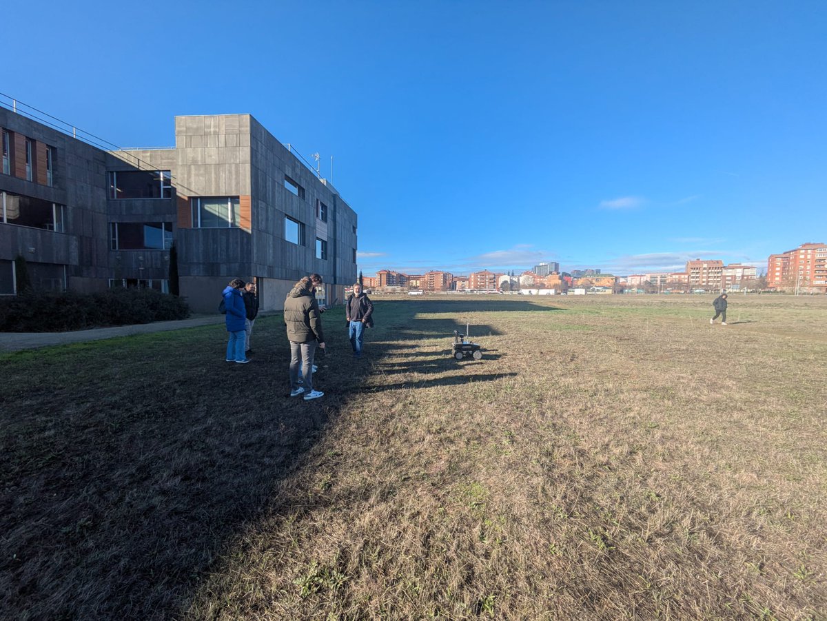 IntellRobotLabs's tweet image. En León, en el Kickoff the proyecto #AURORAS del @AgEInves con @RoboticaUnileon

Hemos probado #EasyNav en los robots de exteriores