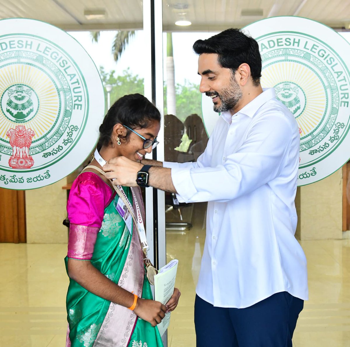 CBNAgain's tweet image. నేడు రాజ్యాంగ దినోత్సవం సందర్భంగా నిర్వహించిన మాక్‌ అసెంబ్లీలో పాల్గొన్న విద్యార్థులను సత్కరించి అభినందించిన మంత్రి నారా లోకేష్ 

 #ConstitutionDay
#MockAssemblyInAP
#ChandrababuNaidu
#NaraLokesh 
#AndhraPradesh