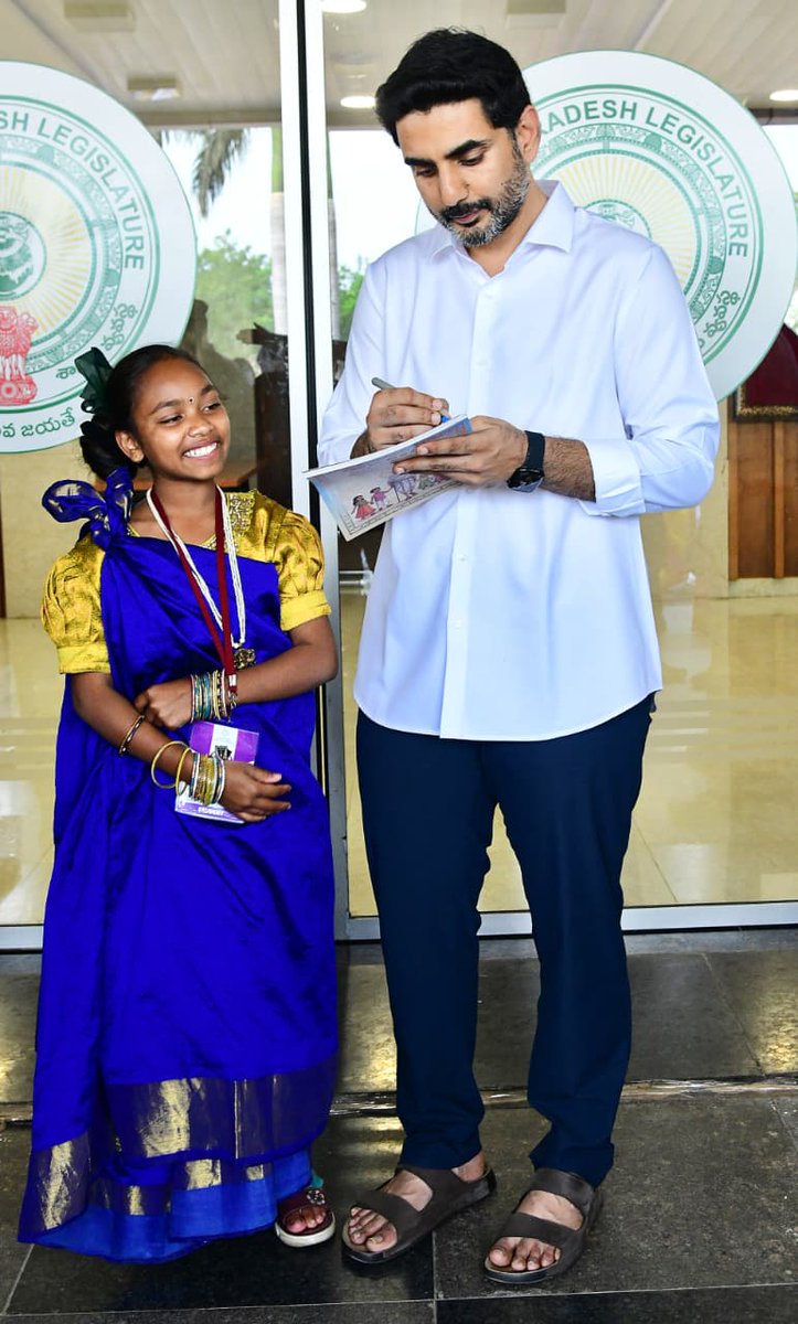 CBNAgain's tweet image. నేడు రాజ్యాంగ దినోత్సవం సందర్భంగా నిర్వహించిన మాక్‌ అసెంబ్లీలో పాల్గొన్న విద్యార్థులను సత్కరించి అభినందించిన మంత్రి నారా లోకేష్ 

 #ConstitutionDay
#MockAssemblyInAP
#ChandrababuNaidu
#NaraLokesh 
#AndhraPradesh