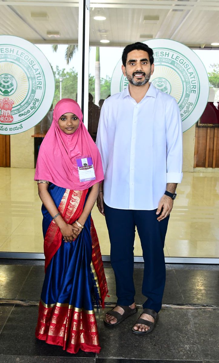 CBNAgain's tweet image. నేడు రాజ్యాంగ దినోత్సవం సందర్భంగా నిర్వహించిన మాక్‌ అసెంబ్లీలో పాల్గొన్న విద్యార్థులను సత్కరించి అభినందించిన మంత్రి నారా లోకేష్ 

 #ConstitutionDay
#MockAssemblyInAP
#ChandrababuNaidu
#NaraLokesh 
#AndhraPradesh