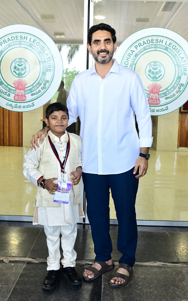 CBNAgain's tweet image. నేడు రాజ్యాంగ దినోత్సవం సందర్భంగా నిర్వహించిన మాక్‌ అసెంబ్లీలో పాల్గొన్న విద్యార్థులను సత్కరించి అభినందించిన మంత్రి నారా లోకేష్ 

 #ConstitutionDay
#MockAssemblyInAP
#ChandrababuNaidu
#NaraLokesh 
#AndhraPradesh