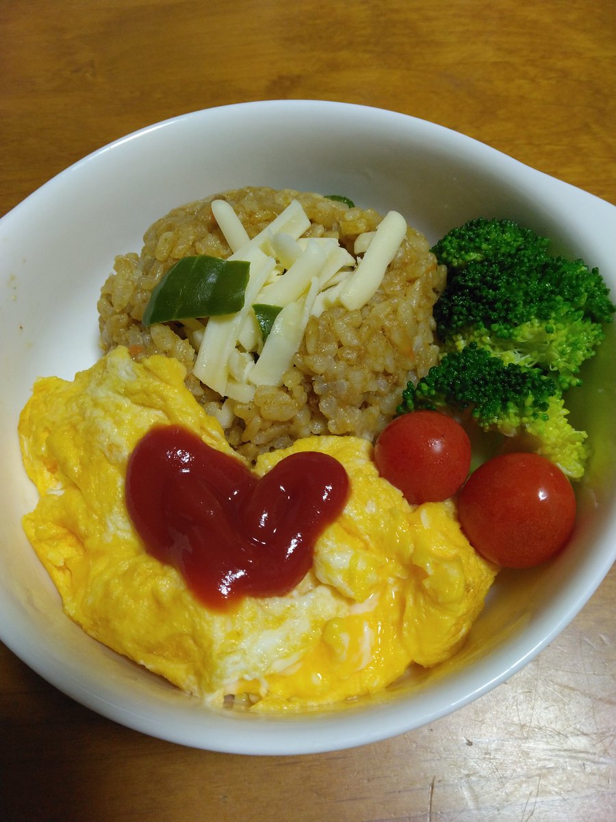 #OnigiriAction
明日のお弁当にカレー炒飯おにぎりビッグサイズ
もちろん🧀チーズ！
オムレツ🥚🥚ビッグサイズ
明日のランチ楽しみ💛