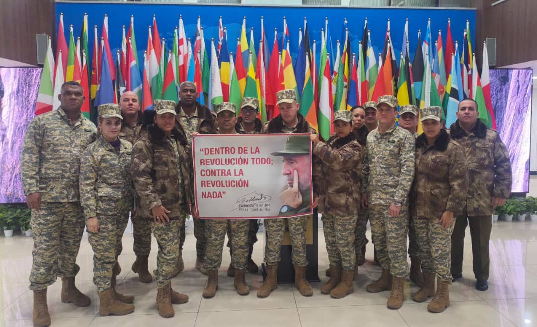 Nuestros compañeros, estudiantes en la Academia de Logística en Chongqing, China, rindieron un sentido homenaje a nuestro Comandante  Fidel Castro 

¡Tan lejos de la Patria, mantienen viva su llama, su pensamiento y su compromiso! 
#100AñosConFidel