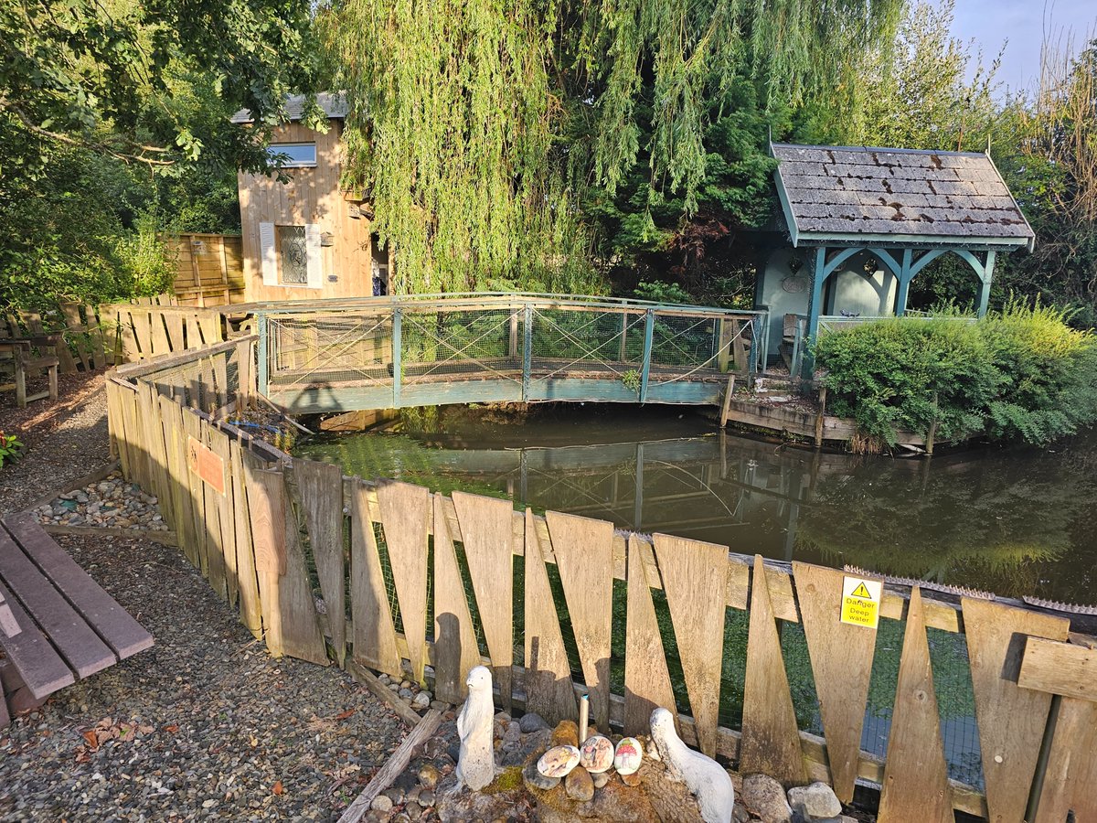 pitchup's tweet image. Lodges for just £55 in the heart of #Devon 😍 

Each unit has a well-equipped kitchenette, or there's a pub a 10-minute walk away for eating out.

With friendly, helpful owners, comfy beds, and peace and quiet, these little #glamping lodges are a steal:
pitchup.com/campsites/Engl…