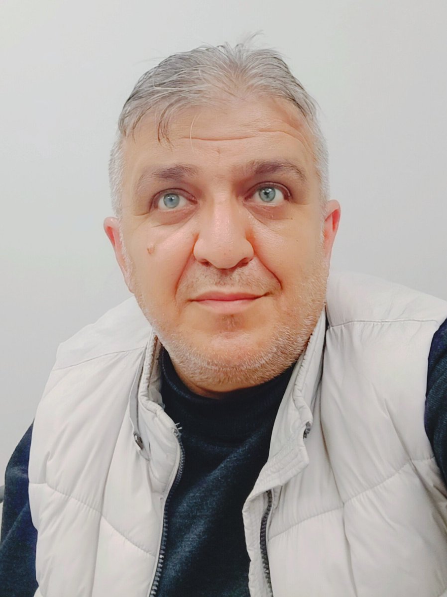 İNSAN, BUGÜN MESELE ETTİKLERİNİN DÜNKÜ MİMARI…

İnsan, çoğu zaman bugün canını sıkan şeylerin sanki bugün doğduğunu sanır. Oysa hayat, hiçbir sızıyı bir anda vermez. Her gölgenin bir dünü, her kırgınlığın bir izi, her tereddüdün bir hikâyesi vardır. Bugün mesele ettiklerimiz,